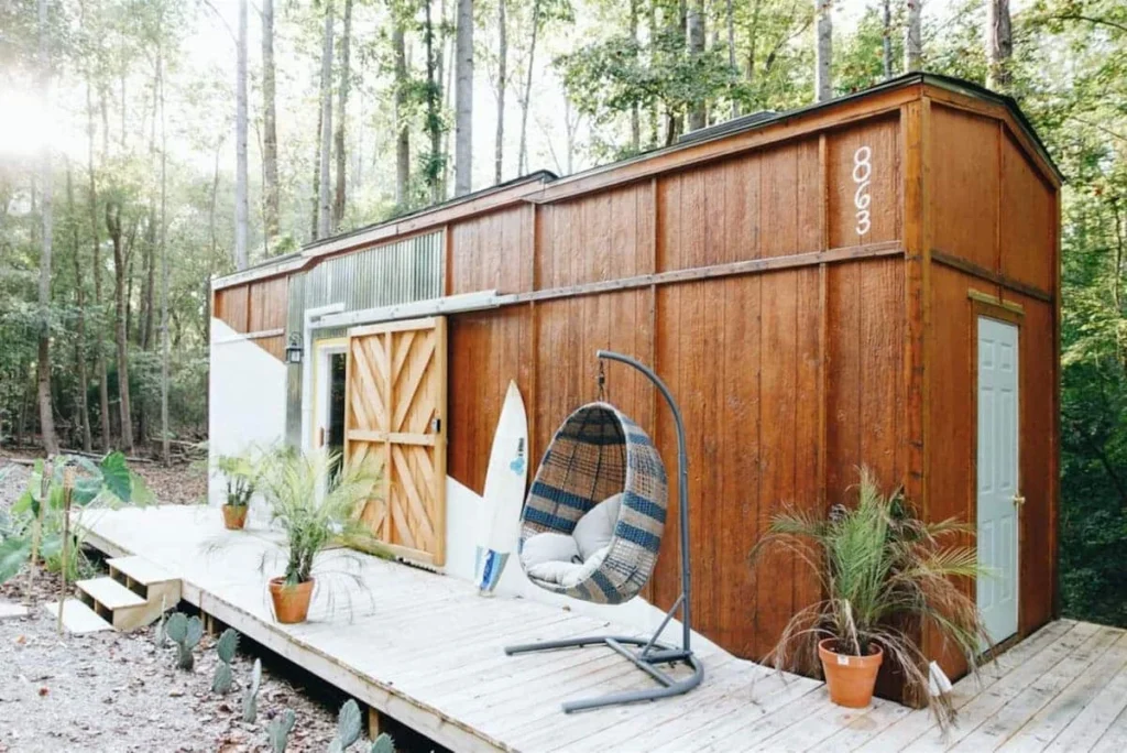 Tropical Tiny House Offers Visitors a Creative Getaway
